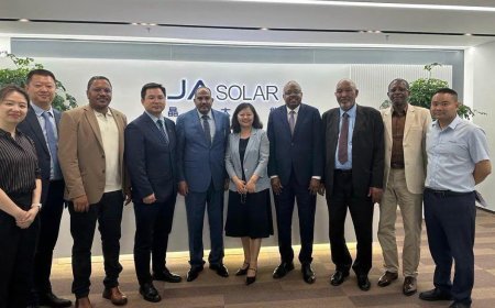 سفير السودان ببكين يبحث مع شركة JA الصينية آفاق التعاون في مجال الطاقة الشمسية وإعادة الإعمار