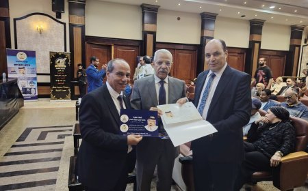 المكتبة الرقمية للشرفاء الحمادي تهدي مؤلفات  الشرفاء الحمادي لوزير التعليم الأسبق جمال العربي