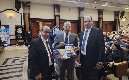 وزير التعليم الأسبق جمال العربي يتسلم أعدادًا من مجلة العرب وكتاب "ومضات على الطريق"
