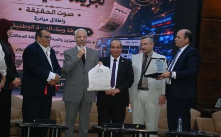 المكتبة الرقمية للشرفاء الحمادي تُهدي درعها للكاتب الصحفي علي الجمال رئيس تحرير "حديث وطن"