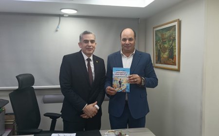 التحول الرقمي في البنوك المصرية أحدث إصدارات مركز العرب والشريف يسلم النسخة الأولى للمؤلف