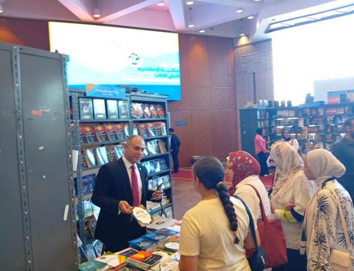بالصور .. إقبال كبير على مؤلفات الشرفاء الحمادي في معرض مكتبة الإسكندرية