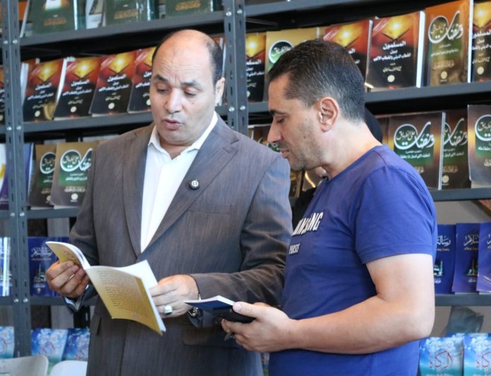 محمد فتحي الشريف يهدي مدير مكتبة "تويتي" بالإسكندرية مؤلفات علي محمد الشرفاء على هامش معرض مكتبة الإسكندرية الدولي للكتاب