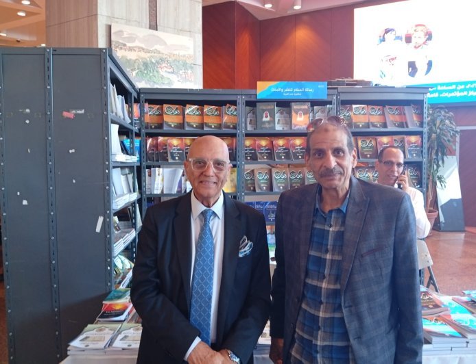الكاتب الكبير  محمد سلماوي يزور جناح مؤسسة رسالة السلام العالمية في معرض مكتبة الإسكندرية الدولى للكتاب