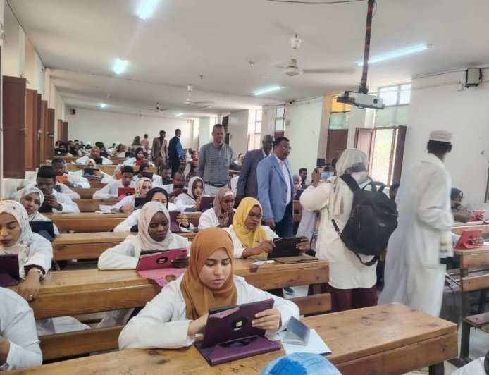وزير الصحة المكلف بالنيل الأبيض يقف على امتحان الكفاءة المهنية الإلكتروني لـ350 ممارساً صحياً