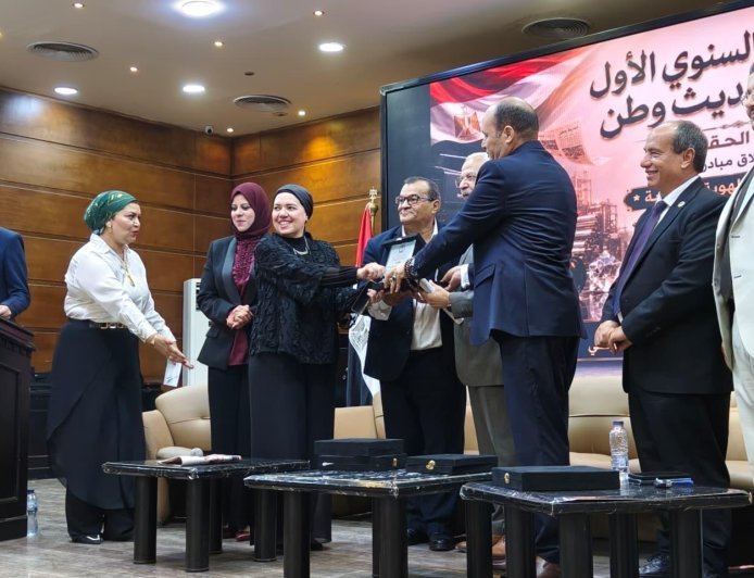 المكتبة الرقمية للشرفاء الحمادي تُكرِّم وزير التربية والتعليم الأسبق بدرع التميز خلال إطلاق مبادرة  "المعرفة وبناء الهوية الوطنية"