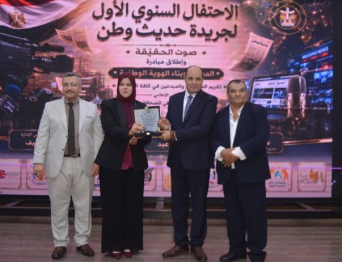 إهداء درع المكتبة الرقمية للشرفاء الحمادي للمهندس محمد مجاهد رئيس شركة بلونوفا للتدريب والتأهيل