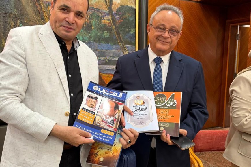 اهداء مؤلفات المفكر على الشرفاء لمدير مكتبة الإسكندرية