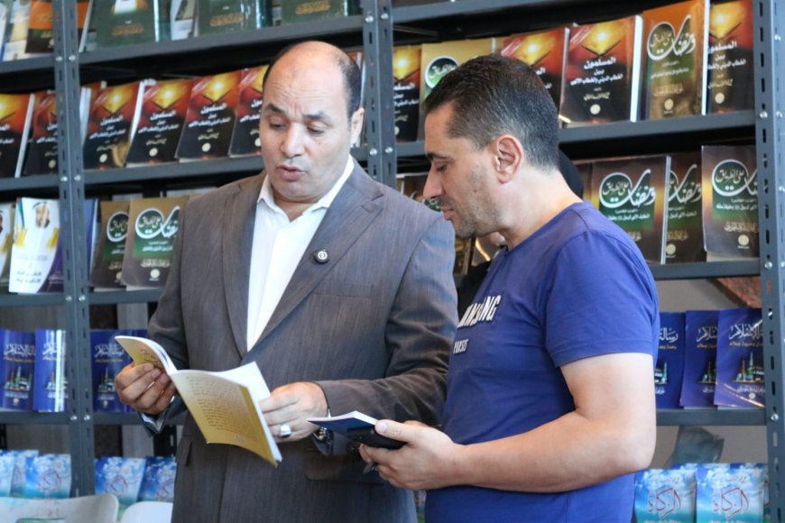 محمد فتحي الشريف يهدي مدير مكتبة "تويتي" بالإسكندرية مؤلفات علي محمد الشرفاء على هامش معرض مكتبة الإسكندرية الدولي للكتاب