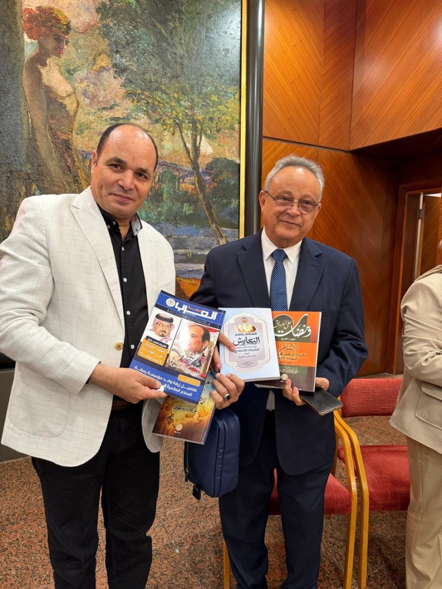 أحمد زايد يتسلم كتاب "ومضات على الطريق" للشرفاء الحمادي في معرض مكتبة الإسكندرية الدولي للكتاب
