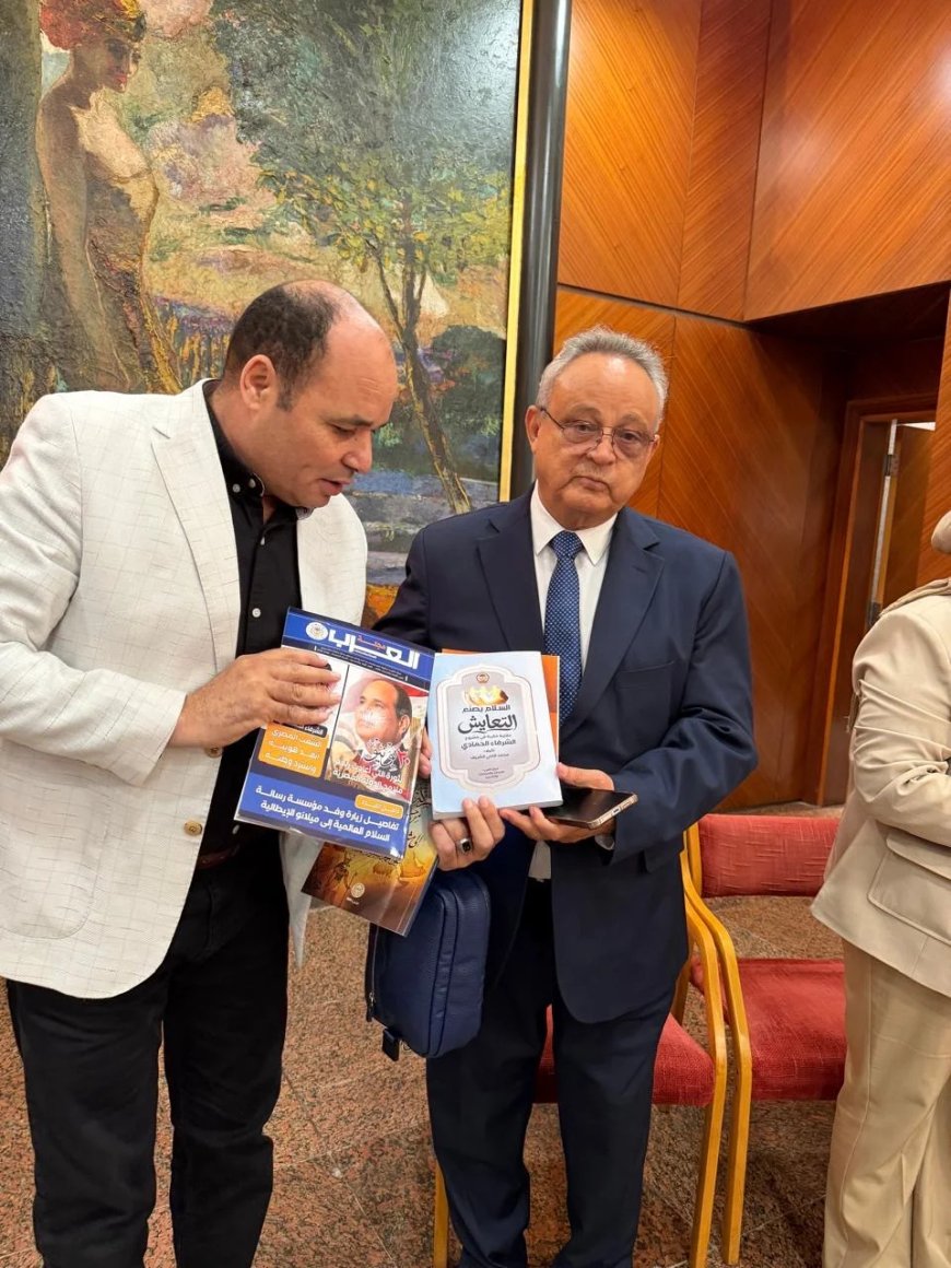 محمد فتحي الشريف يهدي أحمد زايد كتابه الجديد “التعايش” في معرض مكتبة الإسكندرية الدولي للكتاب