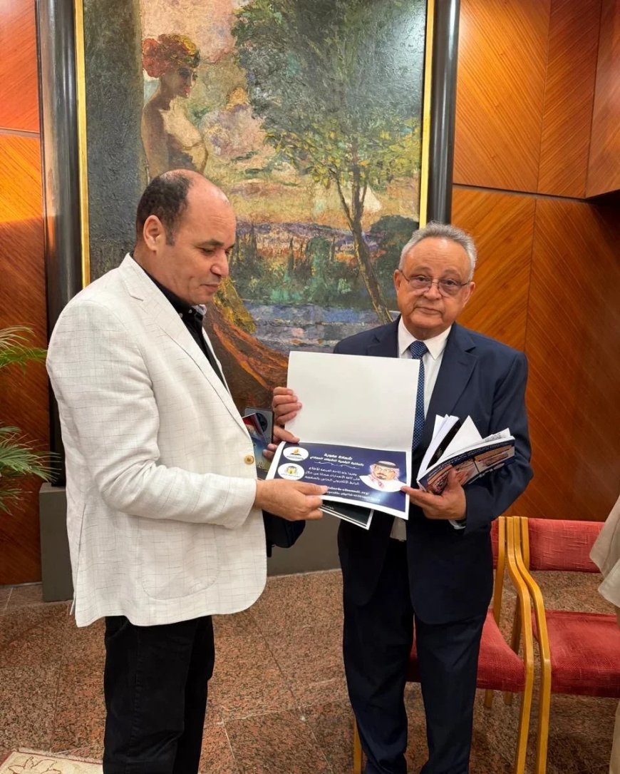 مدير المكتبة الرقمية للشرفاء الحمادي يهدي شهادة المكتبة لرئيس مكتبة الإسكندرية