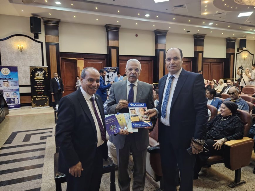 وزير التعليم الأسبق جمال العربي يتسلم أعدادًا من مجلة العرب وكتاب "ومضات على الطريق"