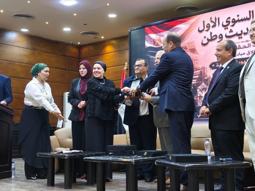 المكتبة الرقمية للشرفاء الحمادي تُكرِّم وزير التربية والتعليم الأسبق بدرع التميز خلال إطلاق مبادرة  "المعرفة وبناء الهوية الوطنية"