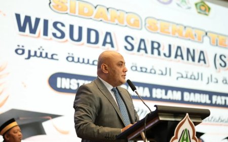 كلمة المفكر العربي الأستاذ علي محمدالشرفاء   تلقى  اهتماما رسميا وأكاديميا كبيرا فى احتفال تخريج الدفعة الخامسة عشرة بجامعة دار الفتح الإندونيسية