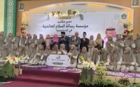 بالصور...حفل تكريم مؤثر للمفكر الأستاذ علي محمد الشرفاء الحمادى يقيمه معهد مفتاح العلوم الياسيني الإسلامي  بإندونيسيا  تقديرا لدعمه المتواصل لطلاب القرآن واللغة العربية