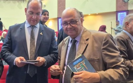 رئيس مجلس أمناء مؤسسة رسالة السلام العالمية بالقاهرة يهدي النائب د. أحمد إدريس عددًا من مؤلفات المفكر العربي الأستاذ  علي الشرفاء