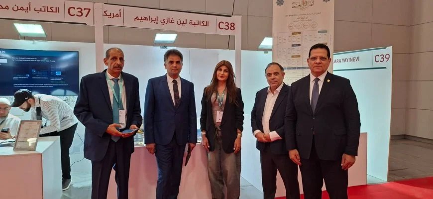 الأديبة لين غازي تزور  جناح «رسالة السلام».. حوار فكري حول مشروع علي الشرفاء | صور