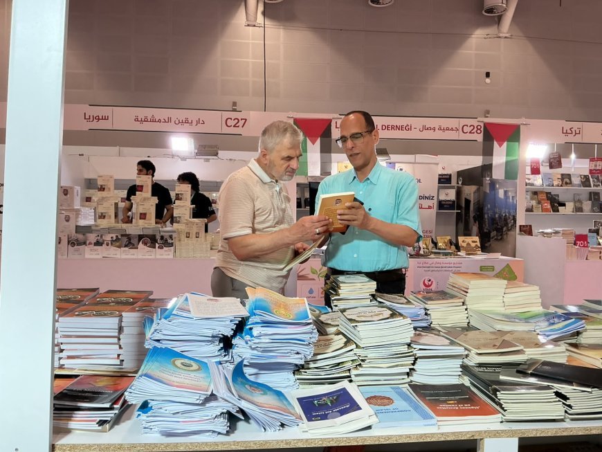 إصدارات رسالة السلام باللغة التركية تجذب زوار معرض إسطنبول للكتاب