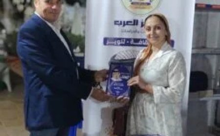 دار مركز العرب والمكتبة الرقمية تستقبل هدى الورداني بمعرض الترسانة وتهديها كتاب «السلام يصنع التعايش»