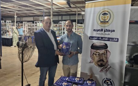 جمال عاشور يطلع على إصدارات مركز العرب بمعرض الترسانة ويشيد بكتاب «السلام يصنع التعايش»