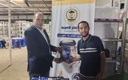 محمد فتحي الشريف يهدي الباحث الشاب عبد الرحمن أسامة كتاب «السلام يصنع التعايش»