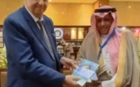مؤسسة رسالة السلام العالمية تهدي المستشار القانوني السعودي سعيد الهاجري عدداً من مؤلفات المفكر العربي علي الشرفاء