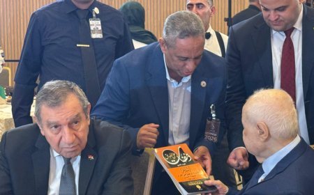 الحاج محمد الأمين يشرح لطلال أبو غزالة رؤية «ومضات على الطريق» وأهداف مؤسسة رسالة السلام بحضور عصام شرف