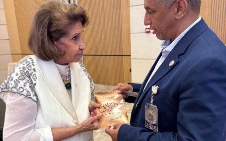 مدير مكتب إسبانيا بمؤسسة رسالة السلام يهدي سمو الشيخة مريم بنت حمد آل خليفة كتب علي محمد الشرفاء ويستعرض خريطة عمل المؤسسة