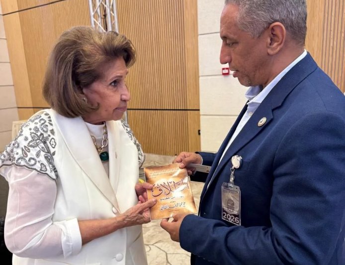 مدير مكتب إسبانيا بمؤسسة رسالة السلام يهدي سمو الشيخة مريم بنت حمد آل خليفة كتب علي محمد الشرفاء ويستعرض خريطة عمل المؤسسة