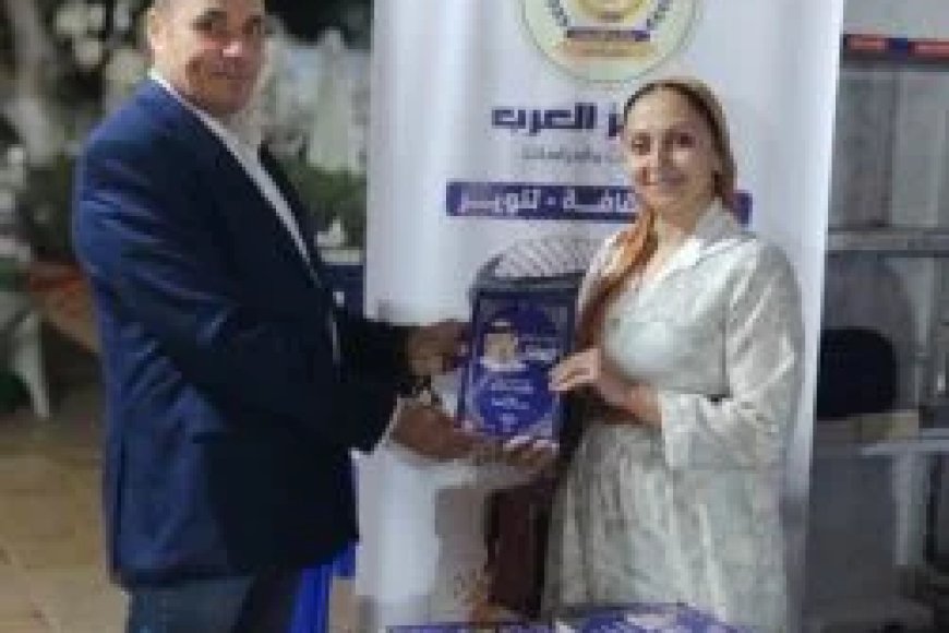 دار مركز العرب والمكتبة الرقمية تستقبل هدى الورداني بمعرض الترسانة وتهديها كتاب «السلام يصنع التعايش»