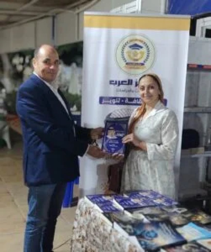 دار مركز العرب والمكتبة الرقمية تستقبل هدى الورداني بمعرض الترسانة وتهديها كتاب «السلام يصنع التعايش»