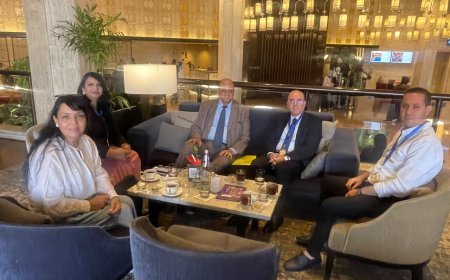 رئيس شبكة إعلام المرأة العربية يكرم الدكتور حسونة زرطال الرئيس والمدير العام لمجمع زاد فارم الجزائري والوفد المرافق له