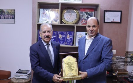 البروفيسور العراقي ريسان خرابيط يهدي درعًا لمؤسسة رسالة السلام ويشيد بمشروعها التنويري وأفكار مؤسسها