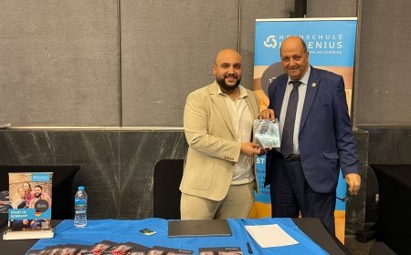 وفد مؤسسة رسالة السلام العالمية يلتقي المدير الإقليمي لجامعة Fresenius الألمانية ويهديه كتاب «رسالة الإسلام رحمة وعدل وحرية وسلام» للمفكر العربى على الشرفاء 