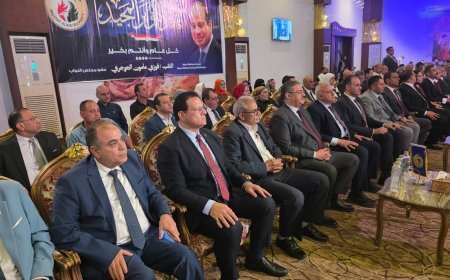 عاطف زايد رئيس الهيئة الاستشارية لمؤسسة رسالة السلام فى حضور محافظ دمياط ونواب البرلمان والقيادات التنفيذية والشعبية.. «رسالة السلام» تنشر الوعي وسط حشود جماهيرية كبيرة في احتفالية نصر أكتوبر