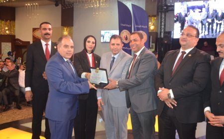 محافظ دمياط وقيادات حزب حماة الوطن يكرمون مؤسسة رسالة السلام العالمية تقديرا لدورها في حماية الوعي الوطني وتصحيح الخطاب الديني