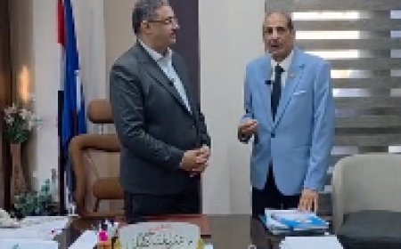 رئيس الهيئة الاستشارية لمؤسسة رسالة السلام العالمية يهدى كتاب "بقيادة مصر المعركة الأخيرة" لنقيب مهندسي رأس البر ودمياط
