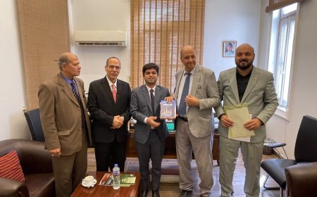 وفد مؤسسة رسالة السلام العالمية يزور سفارة باكستان بالقاهرة ويلتقي نائب رئيس البعثة لبحث آفاق التعاون الثقافي والإعلامي
