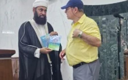 مدير مكتب  مؤسسة رسالة السلام العالمية بالأردن  يزور مسجد كولون والمركز الإسلامي في هونج كونج ويهدي إمام المسجد مؤلفات المفكر علي الشرفاء الحمادي