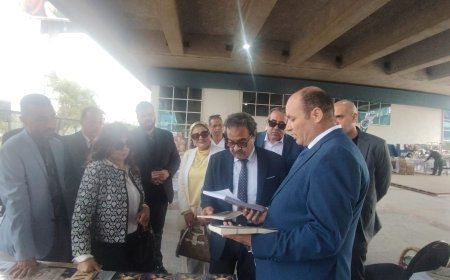 الاستاذ محمد فتحي الشريف يهدي رئيس اتحاد الناشرين المصريين إصدارات مؤسسة رسالة السلام ويستعرض فكر علي الشرفاء الحمادي