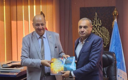 وفد مؤسسة رسالة السلام العالمية يهدي وكيل أول وزارة الشباب والرياضة بالإسكندرية كتابين للمفكر العربي علي الشرفاء الحمادي
