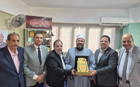 وفد مؤسسة رسالة السلام العالمية يزور الدكتور إبراهيم الجمل رئيس لجنة الفتوى والأمين العام لبيت العائلة المصرية بالإسكندرية ويهديه ثلاثة كتب للمفكر على الشرفاء ودرع تكريم