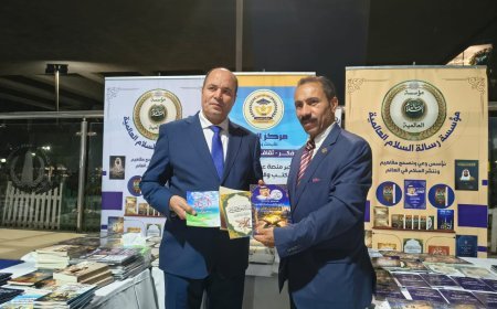 محمد فتحي الشريف يهدي إصدارات «ومضات على الطريق» للدكتور فوزي يونس بمعرض كتاب مركز شباب الجزيرة