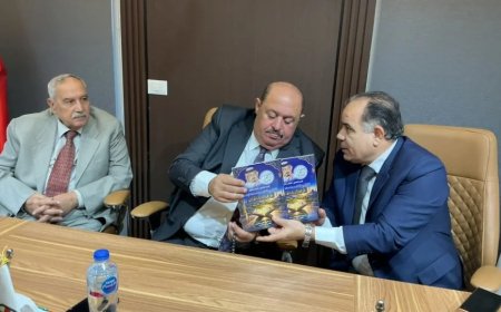 مجدي طنطاوي يهدي مؤلفات علي الشرفاء الحمادي لرئيس النقابة العامة للنقل البري خلال احتفالية نصر أكتوبر