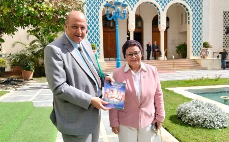 على هامش فعالية بجامعة الدول العربية.. رئيس مجلس أمناء مؤسسة رسالة السلام العالمية بالقاهرة يهدي مؤلفات المفكر  علي الشرفاء إلى د. عبلة الألفى نائب وزير الصحة المصري