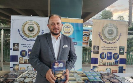 الباحث أسامة إبراهيم يزور جناح مؤسسة رسالة السلام بمعرض كتاب مركز شباب الجزيرة ويتعرف على فكر الشرفاء الحمادي