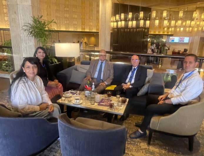 رئيس شبكة إعلام المرأة العربية يكرم الدكتور حسونة زرطال الرئيس والمدير العام لمجمع زاد فارم الجزائري والوفد المرافق له