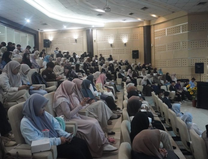 كتاب «الطلاق يهدد أمن المجتمع» يثير نقاشا واسعا في ندوة بجامعة مولانا مالك إبراهيم الإسلامية الحكومية بإندونيسيا