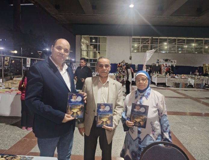 محمد فتحي الشريف يهدي المستشارين قطب أمين سعد ومفيدة أمين إصدارات مؤسسة رسالة السلام بمعرض مركز شباب الجزيرة